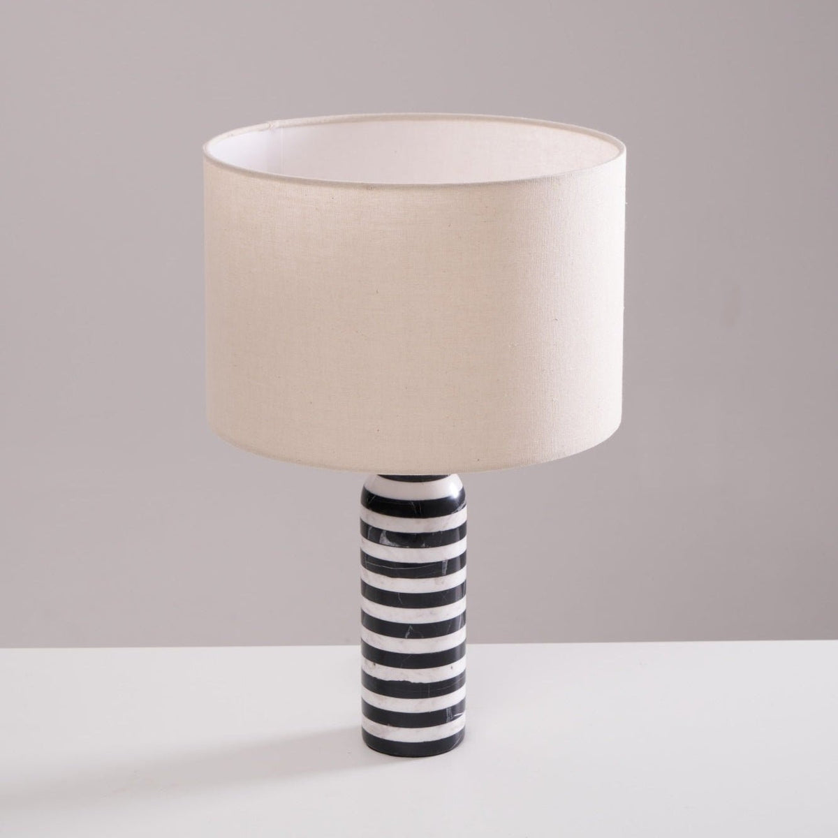 Avery moderne bordlampe