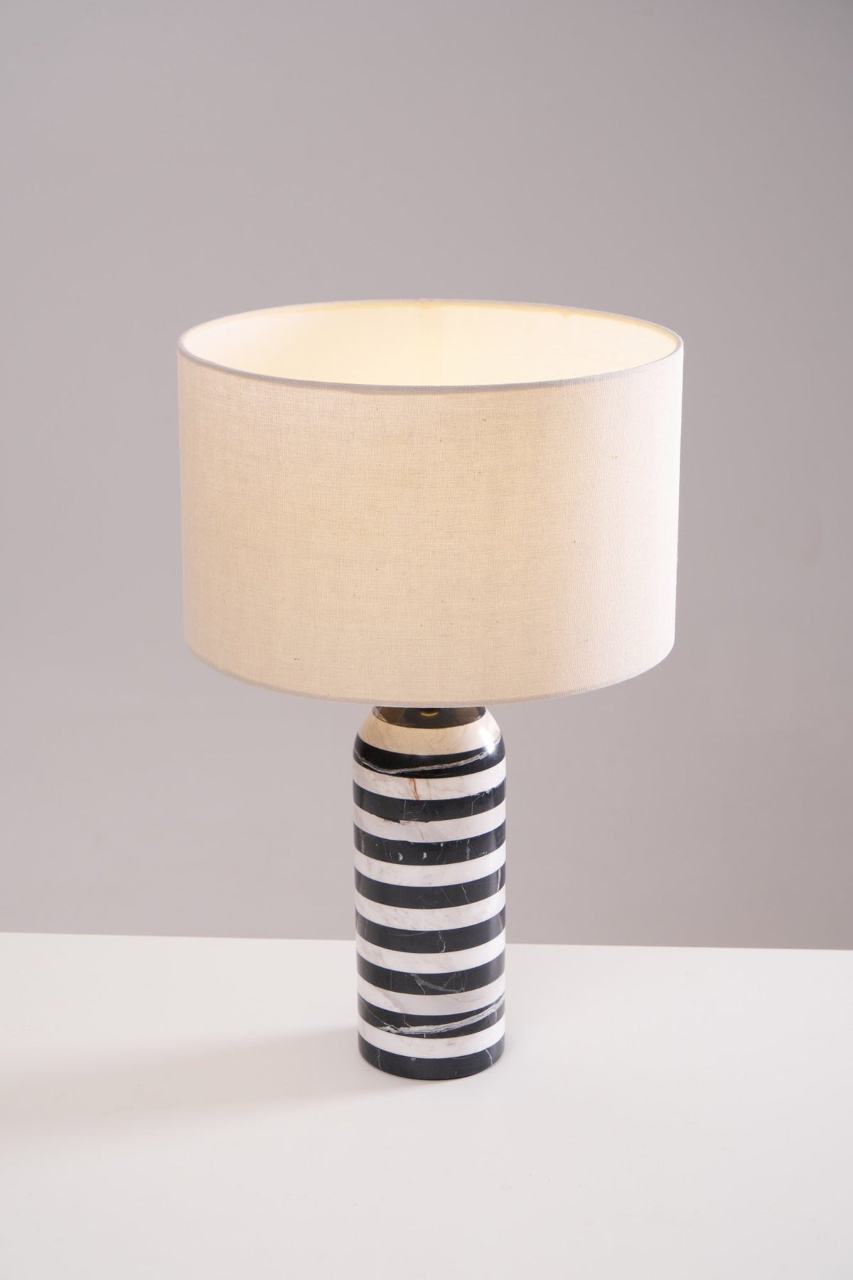 Avery moderne bordlampe