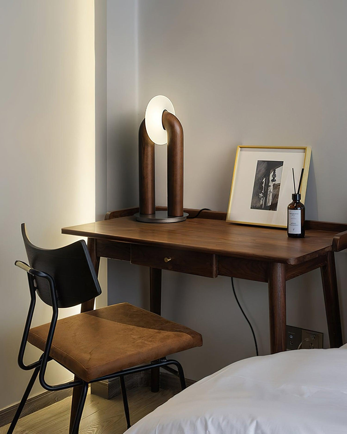 Elvelelia vintage-bordlampe i træ