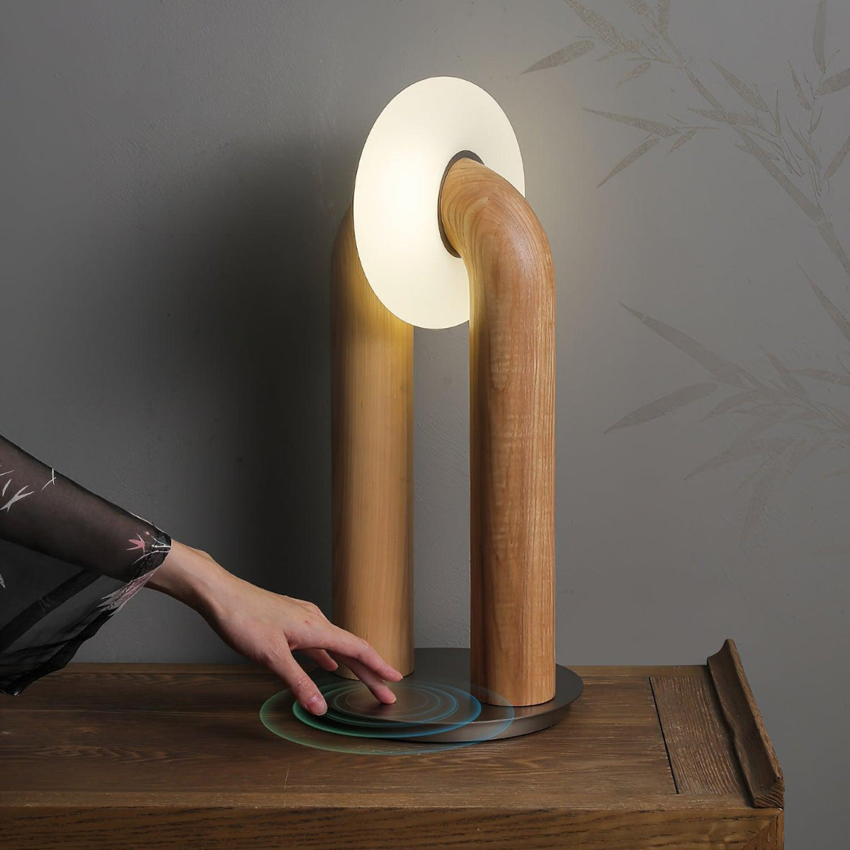 Elvelelia vintage-bordlampe i træ