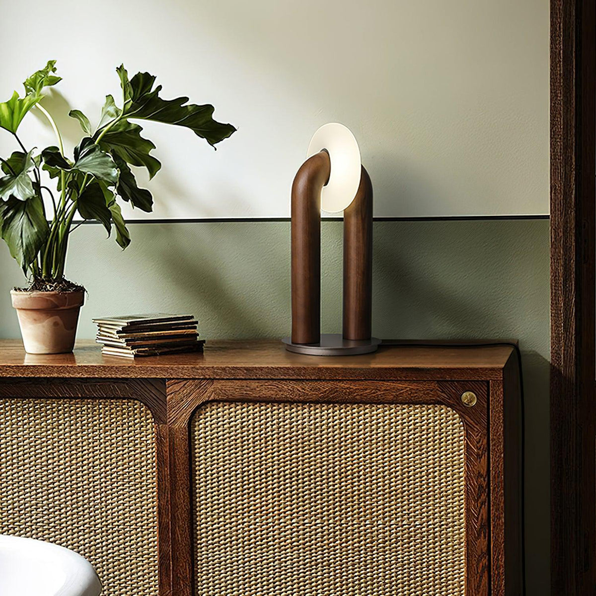 Elvelelia vintage-bordlampe i træ
