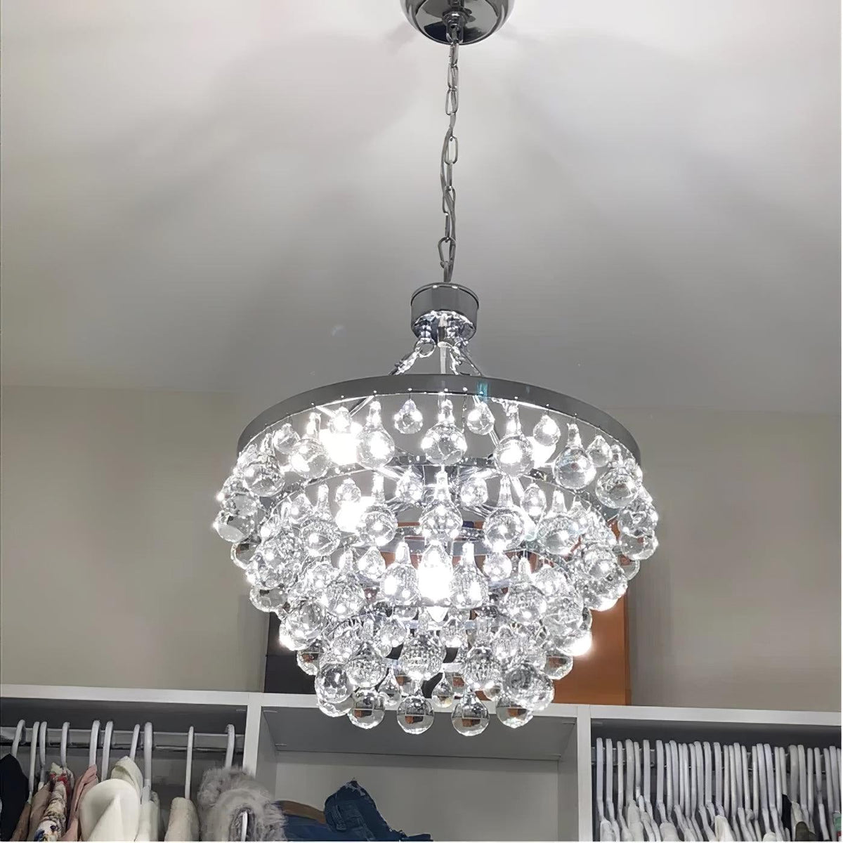Candeeiro de teto suspenso de cristal luxuoso, único e escalonado Avelis pós-moderno