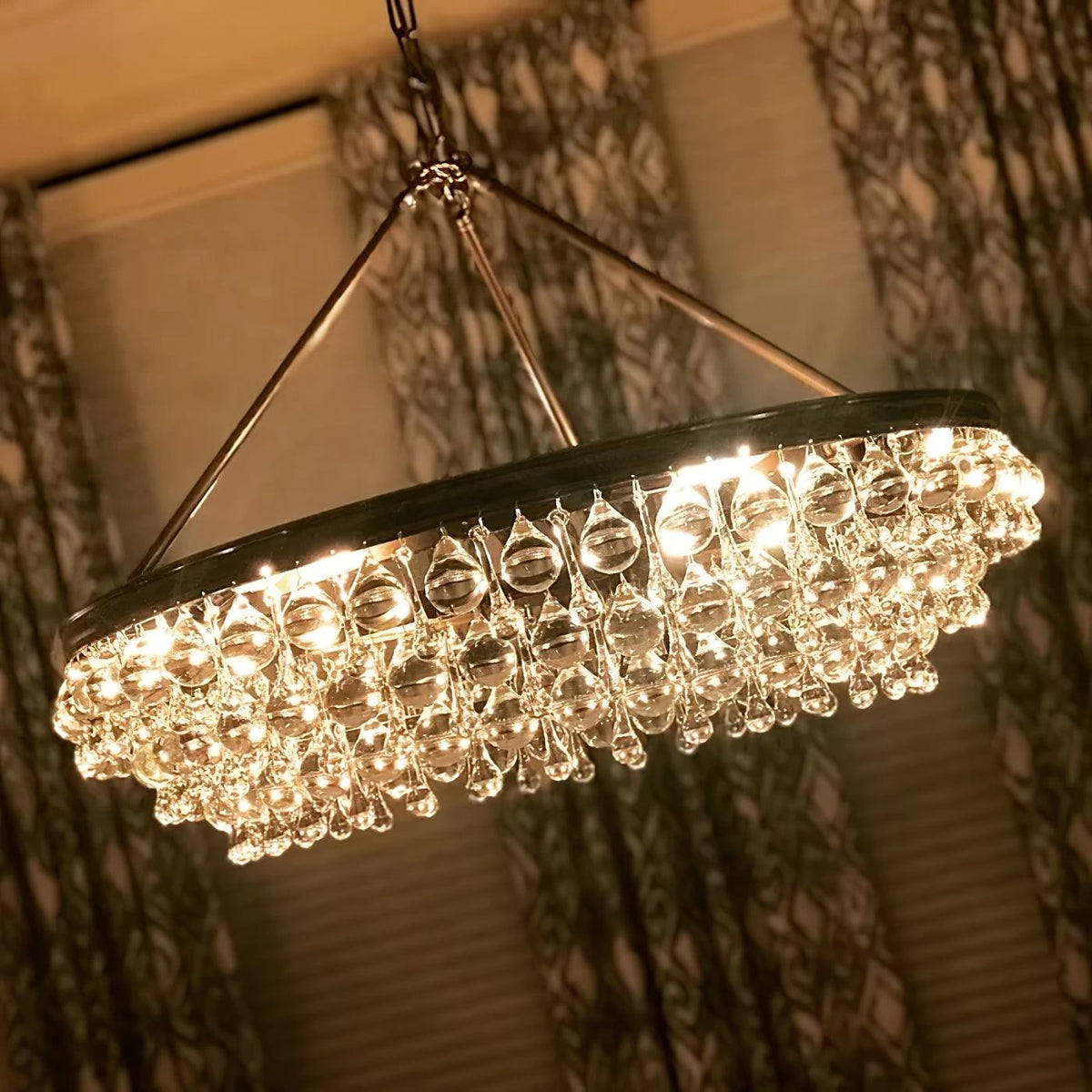 Candeeiro de teto suspenso de cristal luxuoso, único e escalonado Avelis pós-moderno