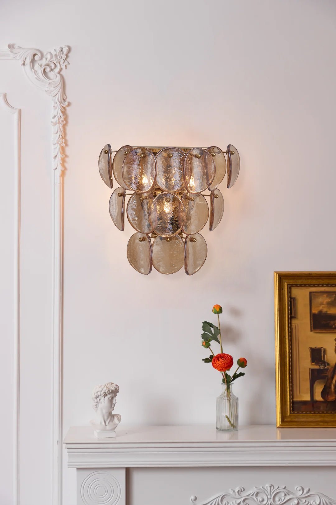 Velearia vägglampa med bärnstensfärgad glasskiva i fiskfjällsmönster och mässing