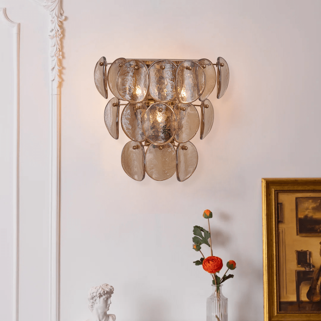 Velearia vägglampa med bärnstensfärgad glasskiva i fiskfjällsmönster och mässing