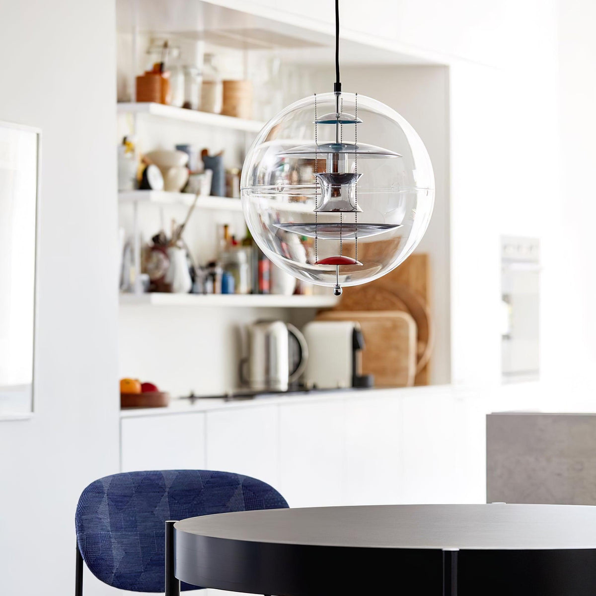 Pendel med svævende geometriske lag, klar globus, futuristisk og moderne