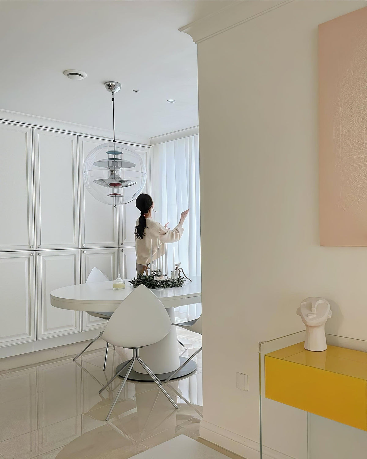 Pendel med svævende geometriske lag, klar globus, futuristisk og moderne