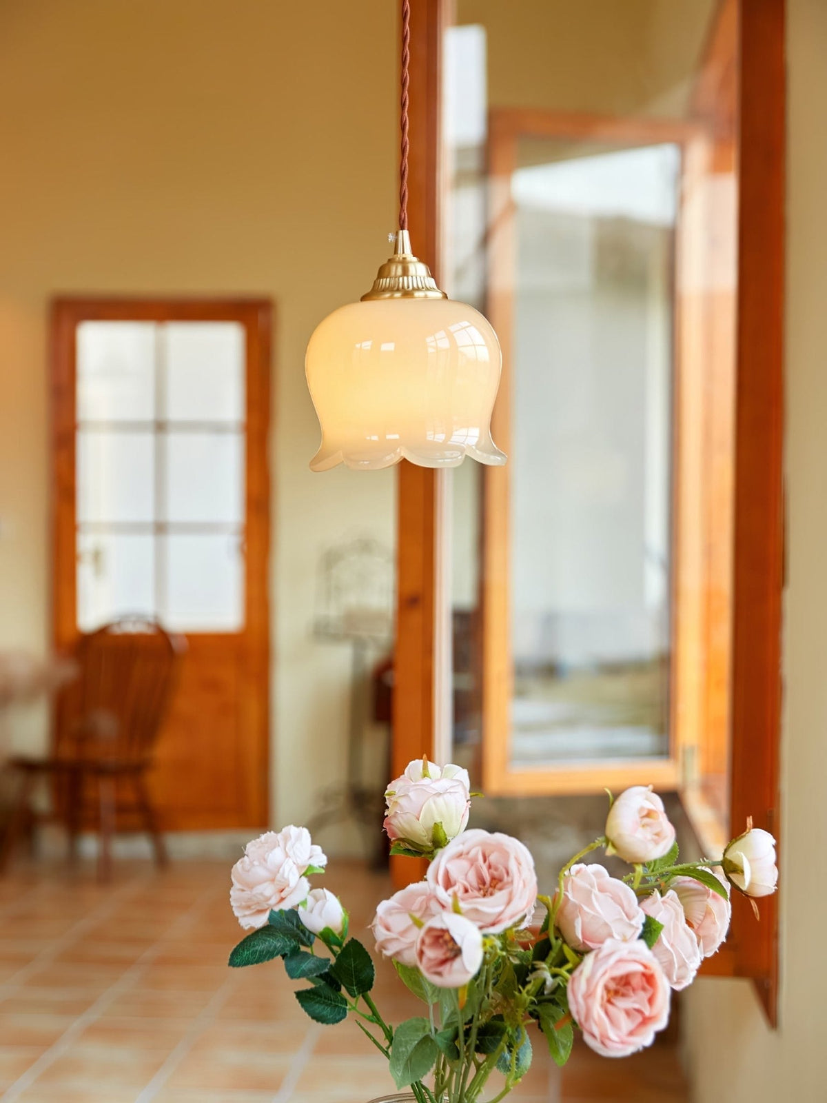 Veloza glamourøs pendellampe i messing og resin