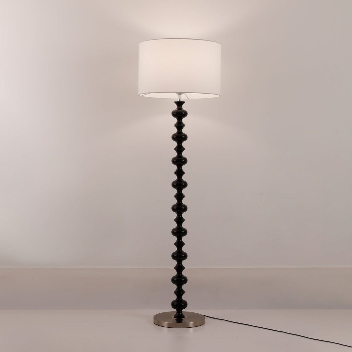 Eloisen minimalistisk gulvlampe i træ og stof