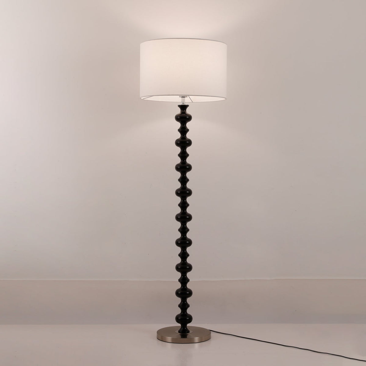 Eloisen minimalistisk gulvlampe i træ og stof