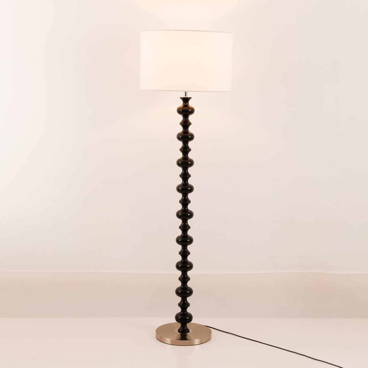 Eloisen minimalistisk gulvlampe i træ og stof