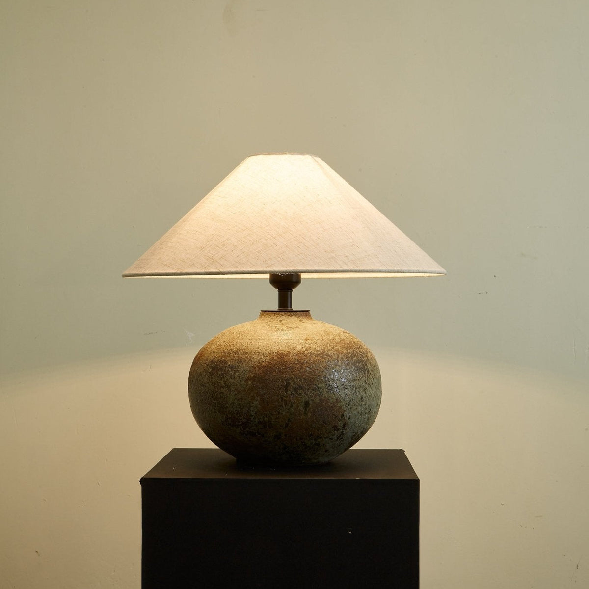 Faye modern bordslampa i keramik