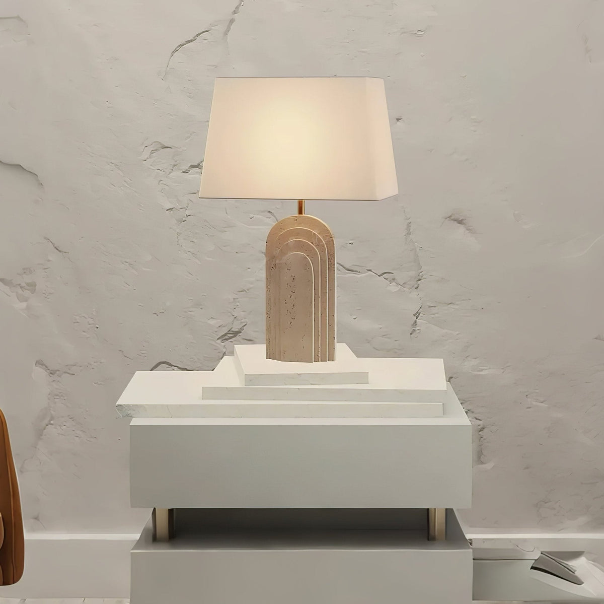 Seralira bordslampa i travertin