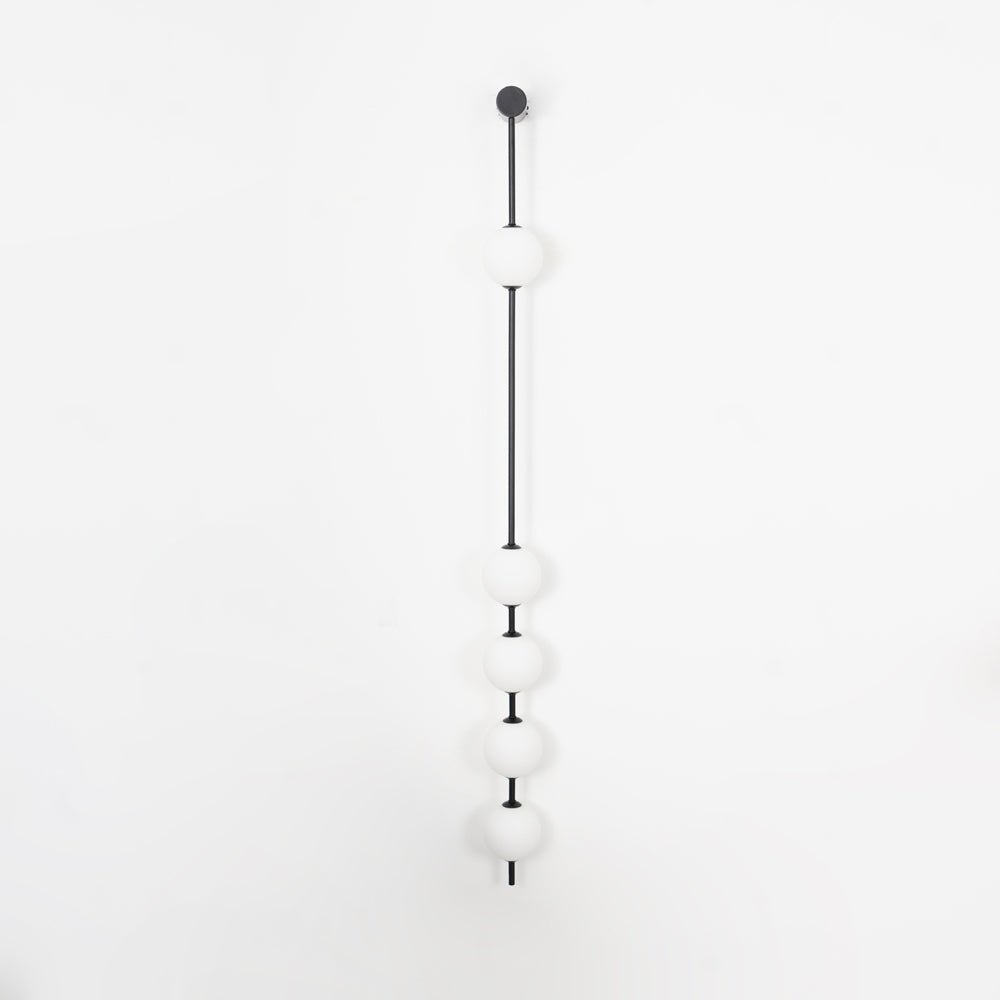 Luminária de parede Soloiella com bolas verticais em latão
