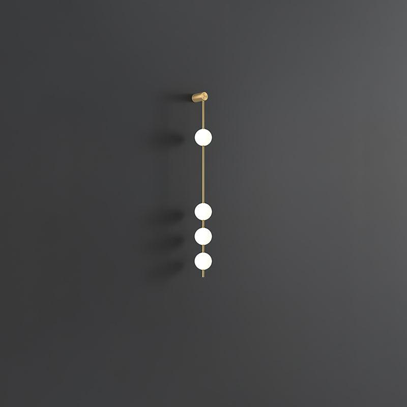Luminária de parede Soloiella com bolas verticais em latão