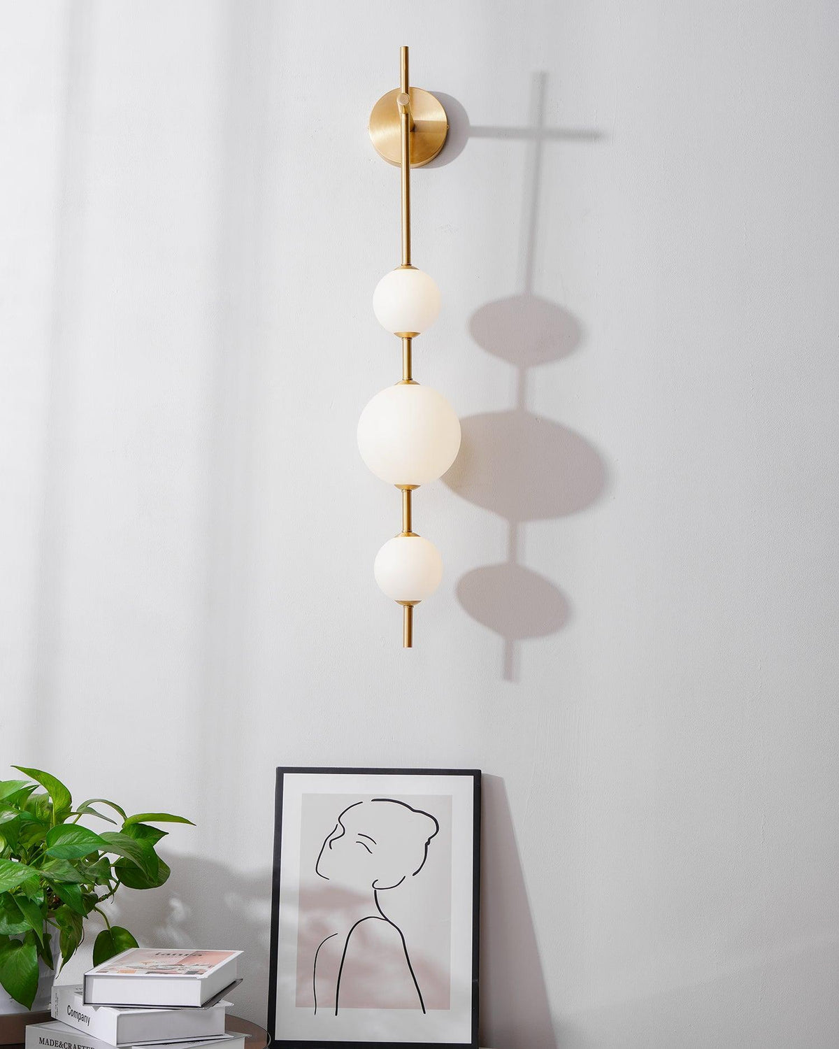 Miriiella vägglampa vertikal klotformad minimalistisk