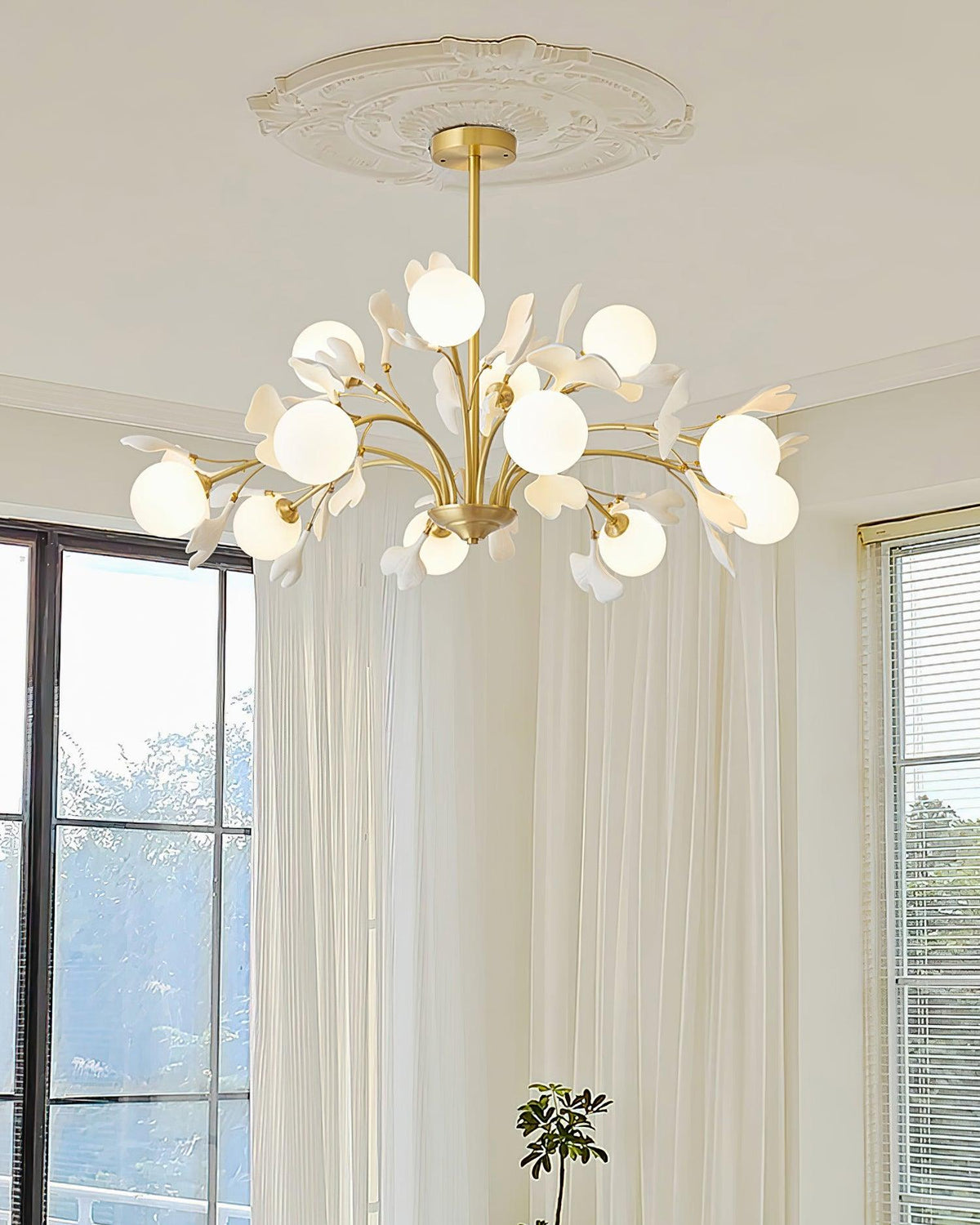 Candeeiro de teto Ginkgo com folhas e globos de vidro fosco