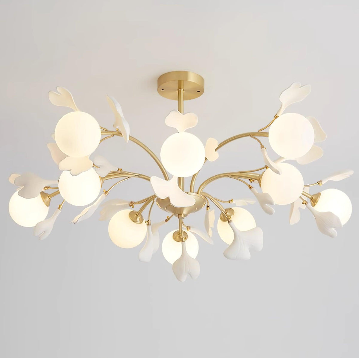 Candeeiro de teto Ginkgo com folhas e globos de vidro fosco