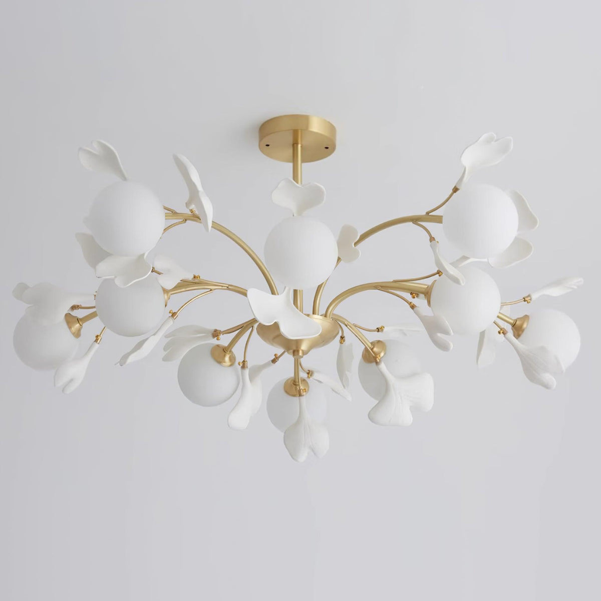 Candeeiro de teto Ginkgo com folhas e globos de vidro fosco