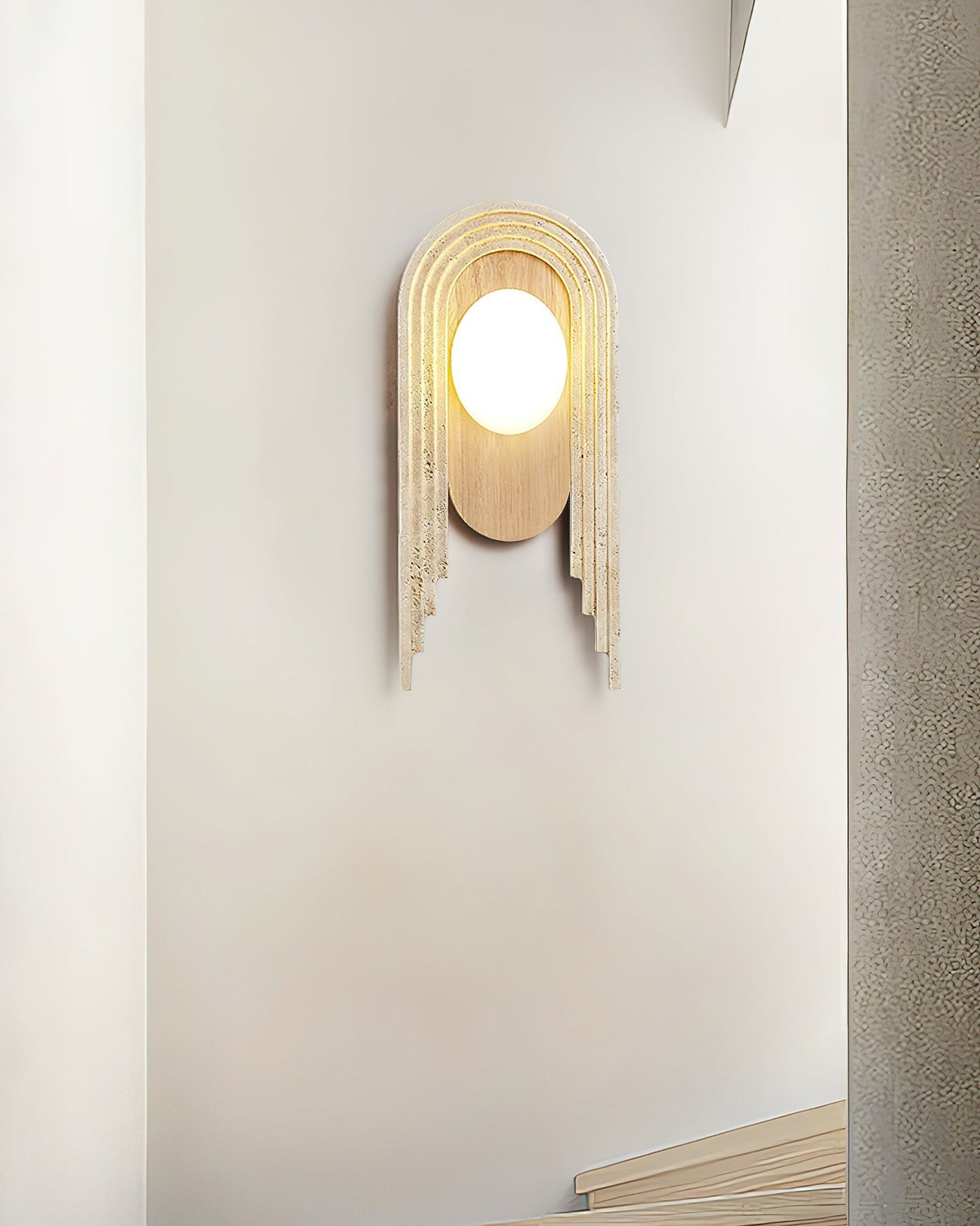 Uloryra vägglampa i travertin med bågformad ram