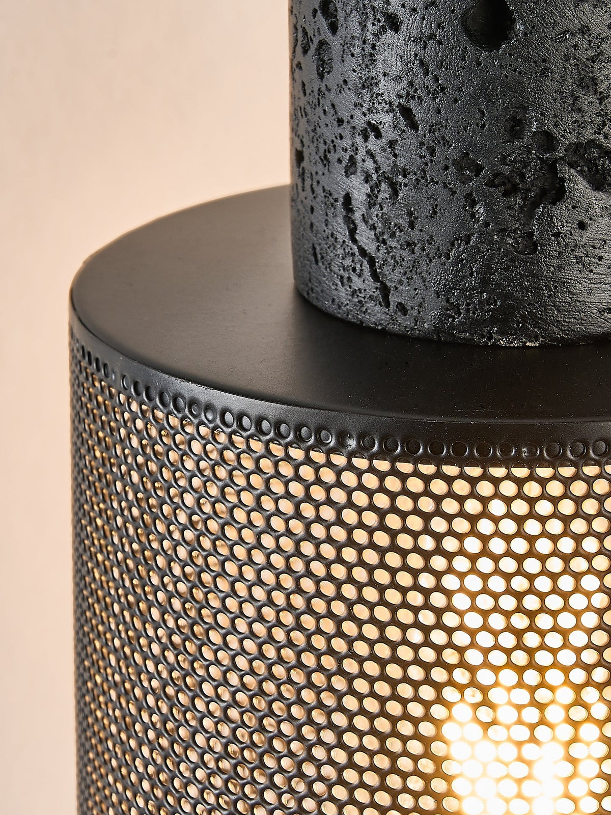 Mona pendellampa i svart travertin med metallnät