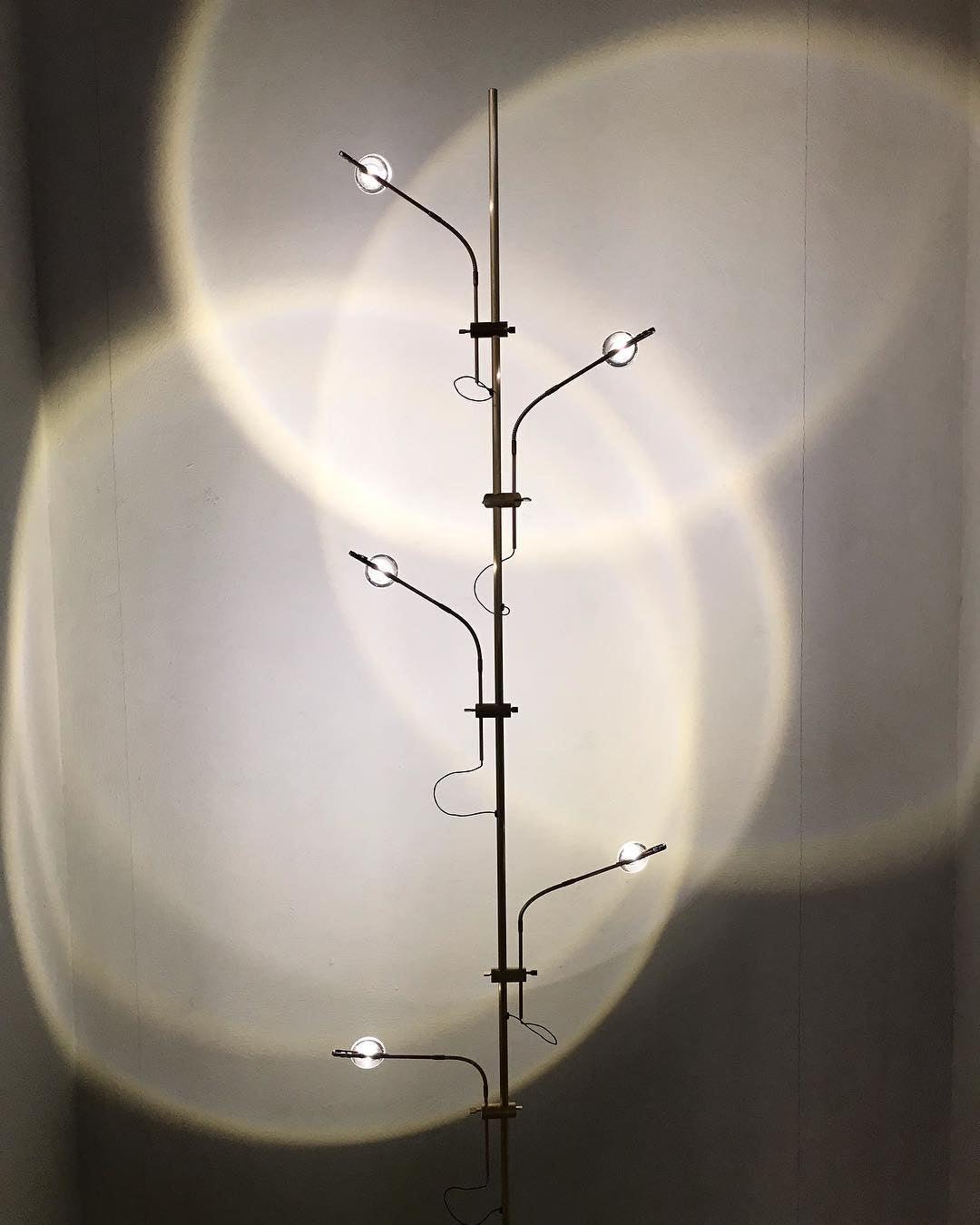 Receiv minimalistisk klassisk gulvlampe i stål