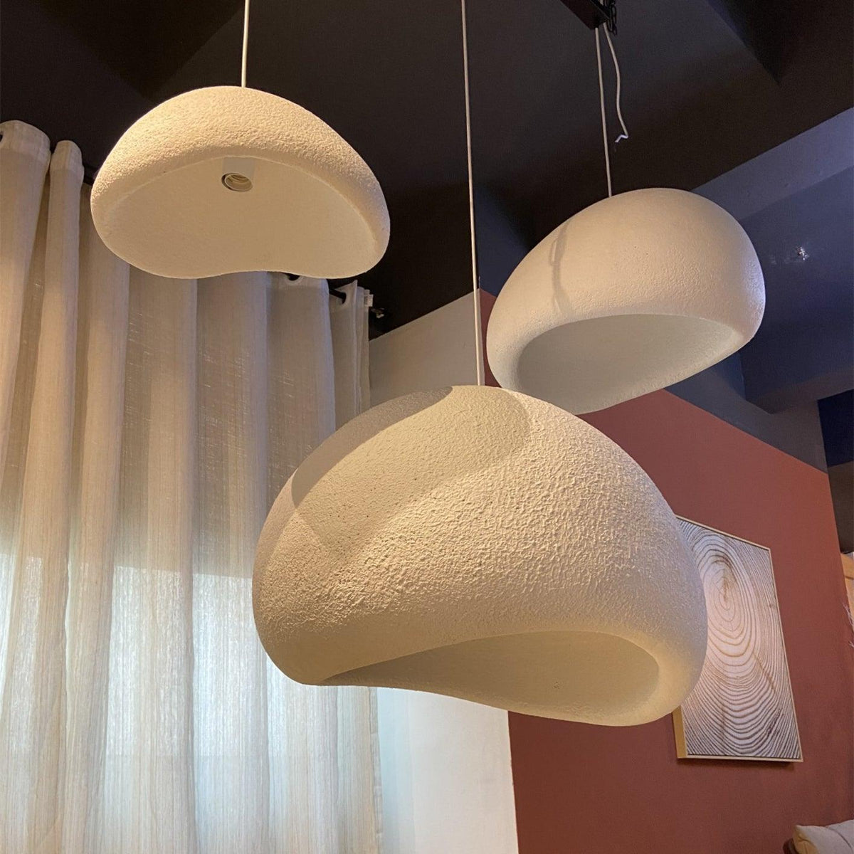 Wabi-sabi-henkinen kiviryhmäkattokruunu, orgaaninen muoto, minimalistinen taiteellinen ilme