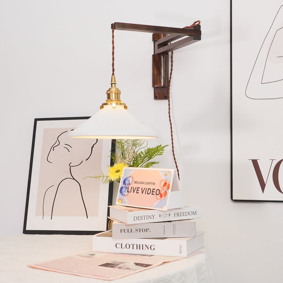 Evin nordisk konstnärlig vägglampa med svängarm i valnöt och keramik