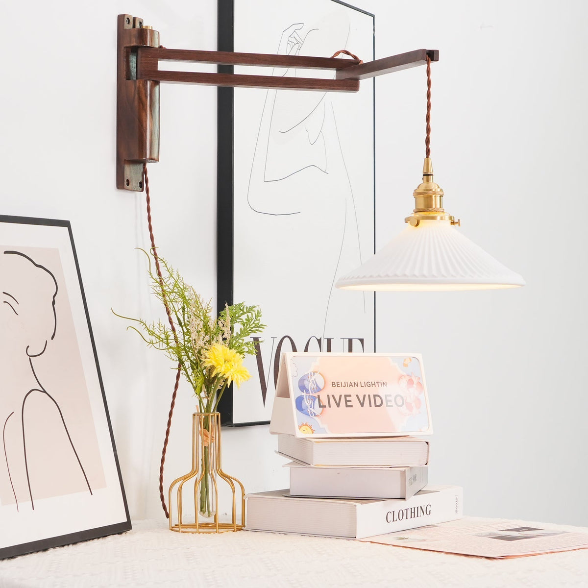 Evin nordisk konstnärlig vägglampa med svängarm i valnöt och keramik