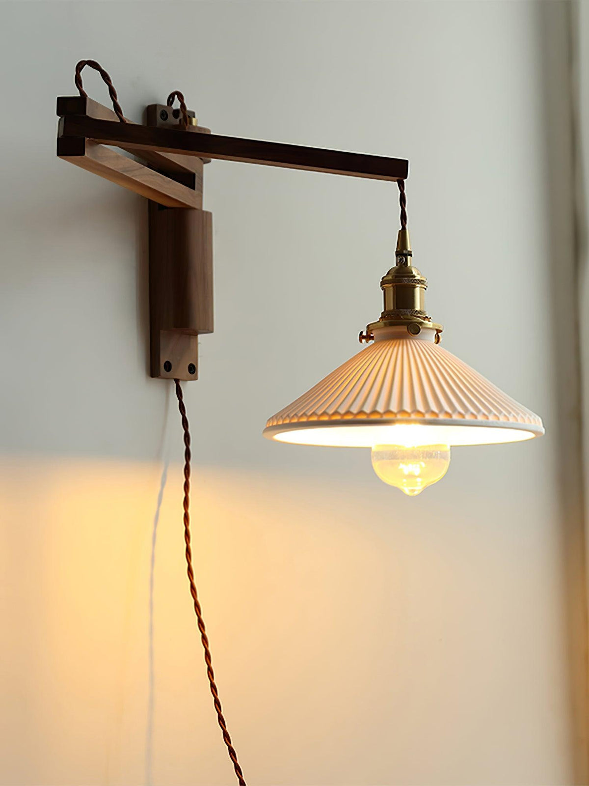Evin nordisk konstnärlig vägglampa med svängarm i valnöt och keramik