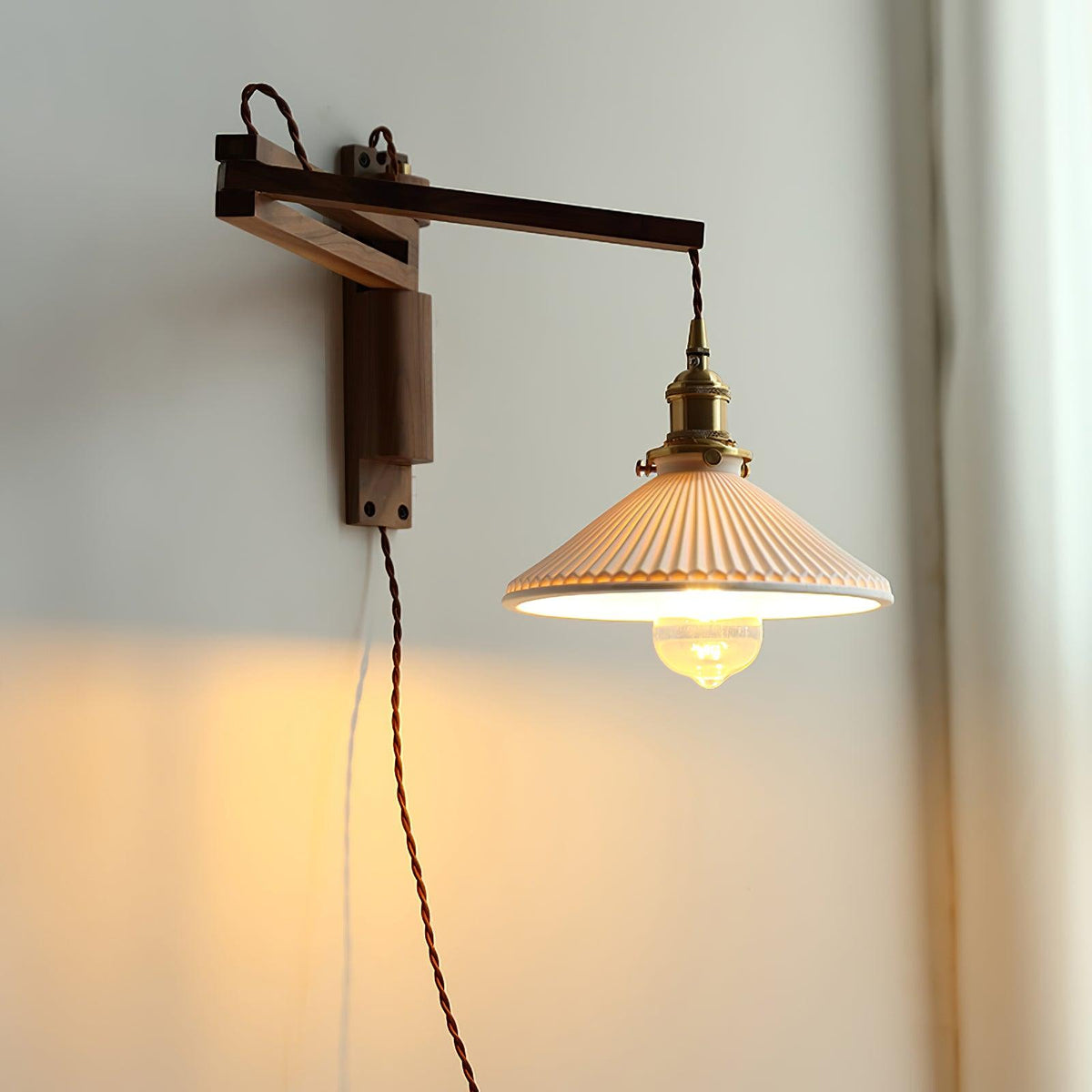 Evin nordisk konstnärlig vägglampa med svängarm i valnöt och keramik