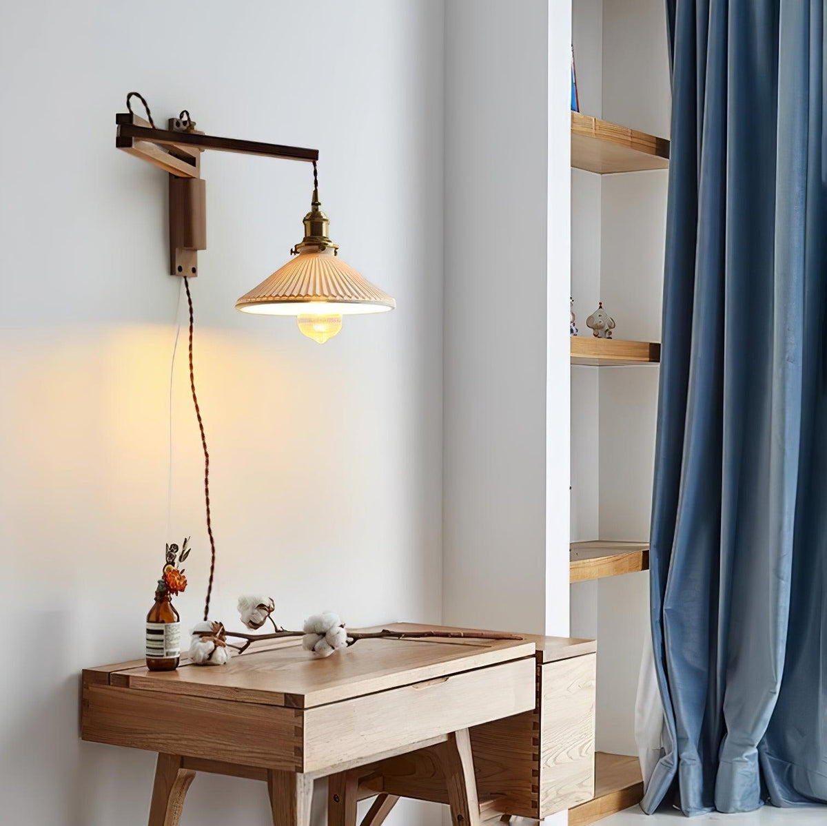 Evin nordisk konstnärlig vägglampa med svängarm i valnöt och keramik