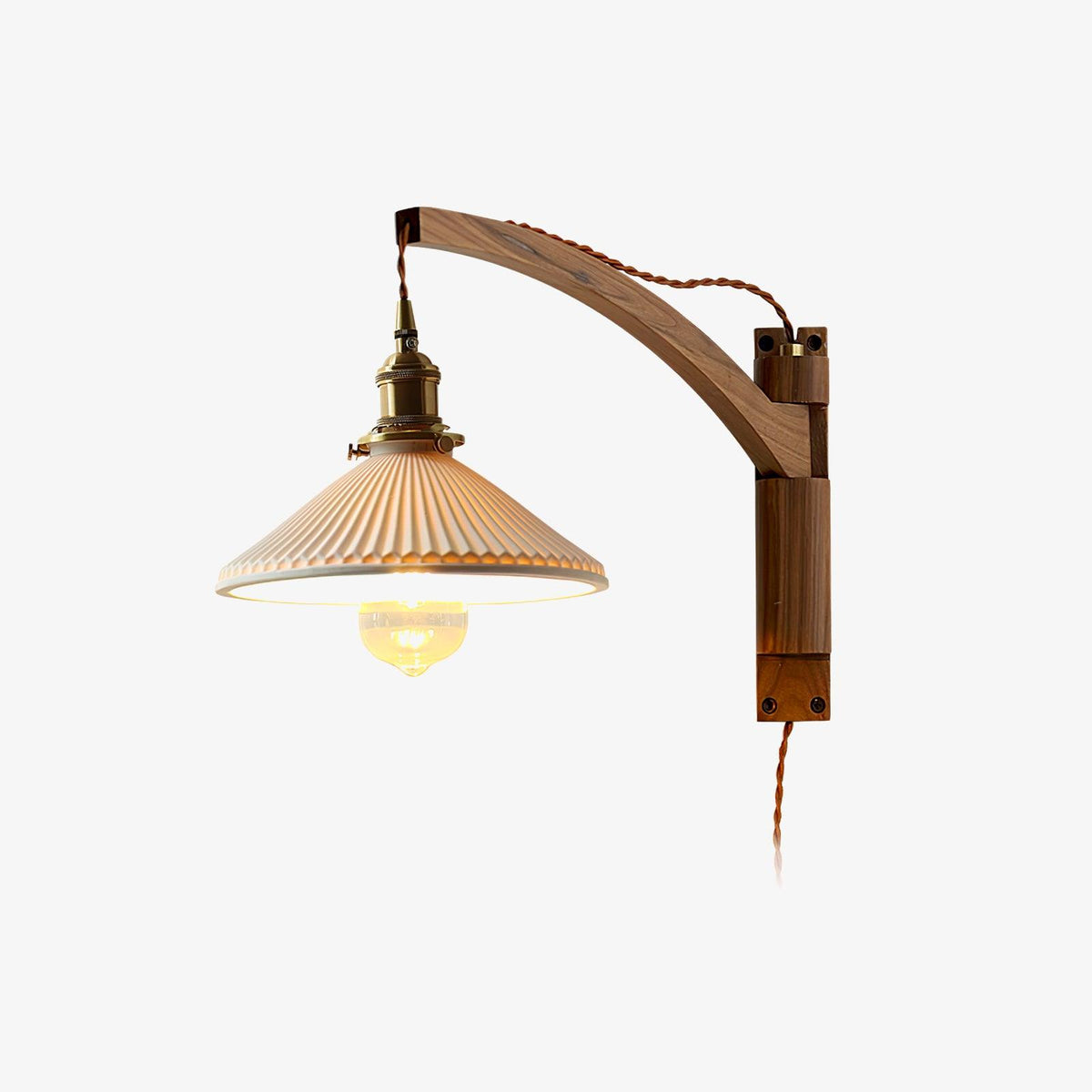 Evin nordisk konstnärlig vägglampa med svängarm i valnöt och keramik