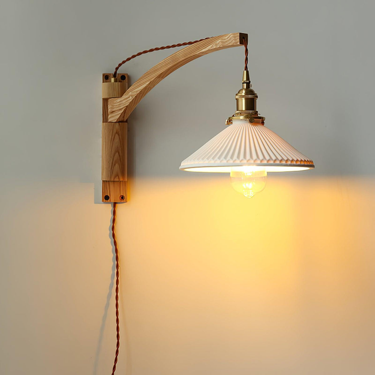 Evin nordisk konstnärlig vägglampa med svängarm i valnöt och keramik