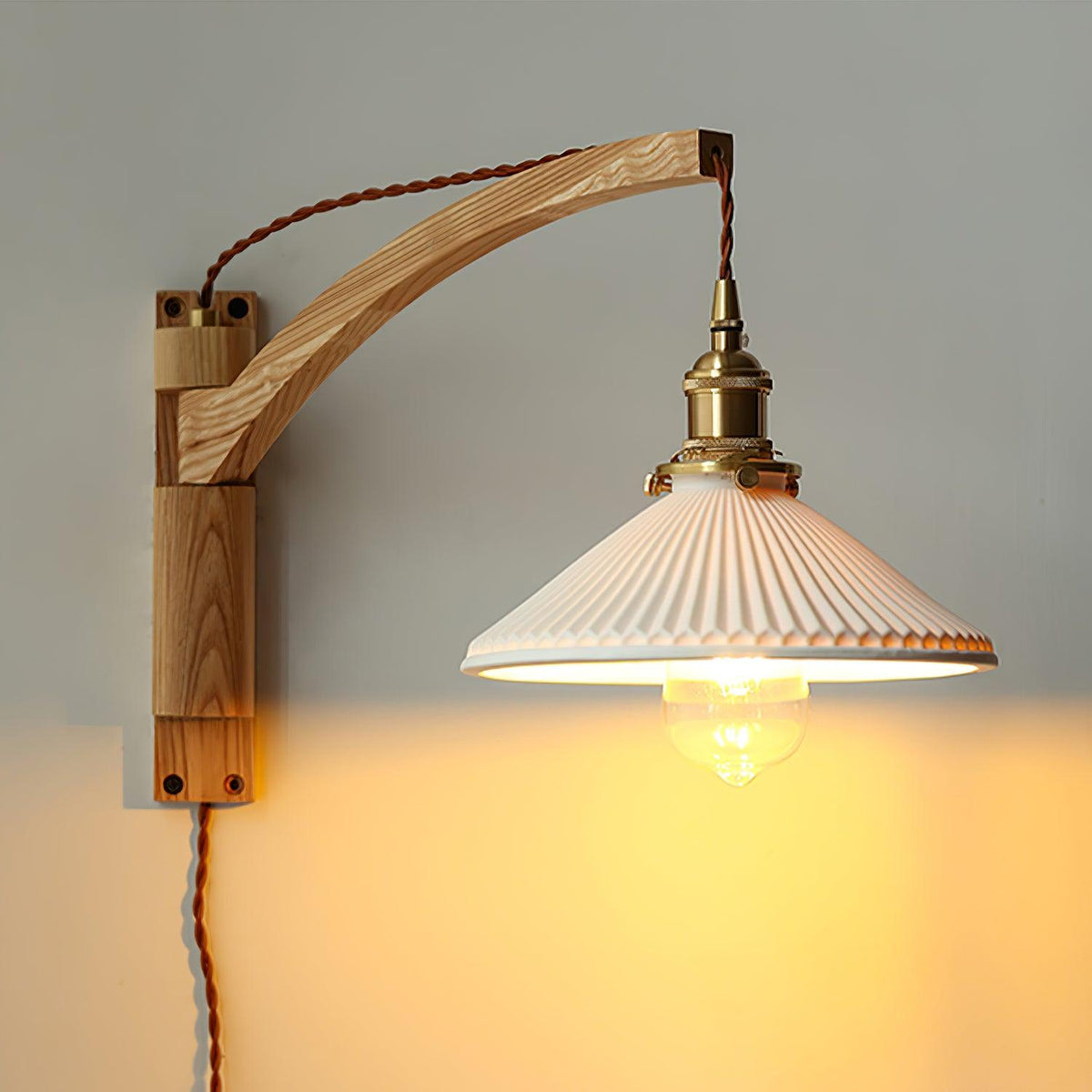 Evin nordisk konstnärlig vägglampa med svängarm i valnöt och keramik