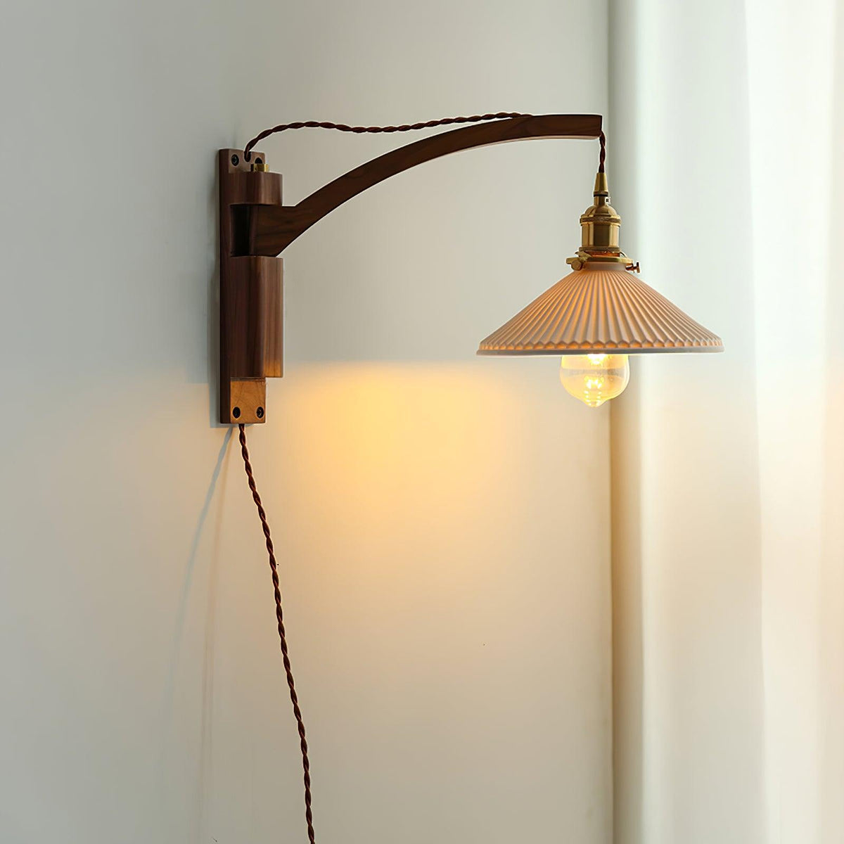 Evin nordisk konstnärlig vägglampa med svängarm i valnöt och keramik