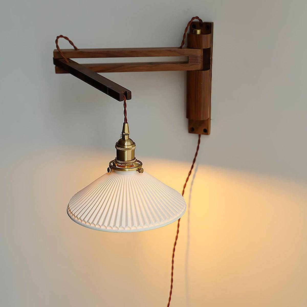 Evin nordisk konstnärlig vägglampa med svängarm i valnöt och keramik