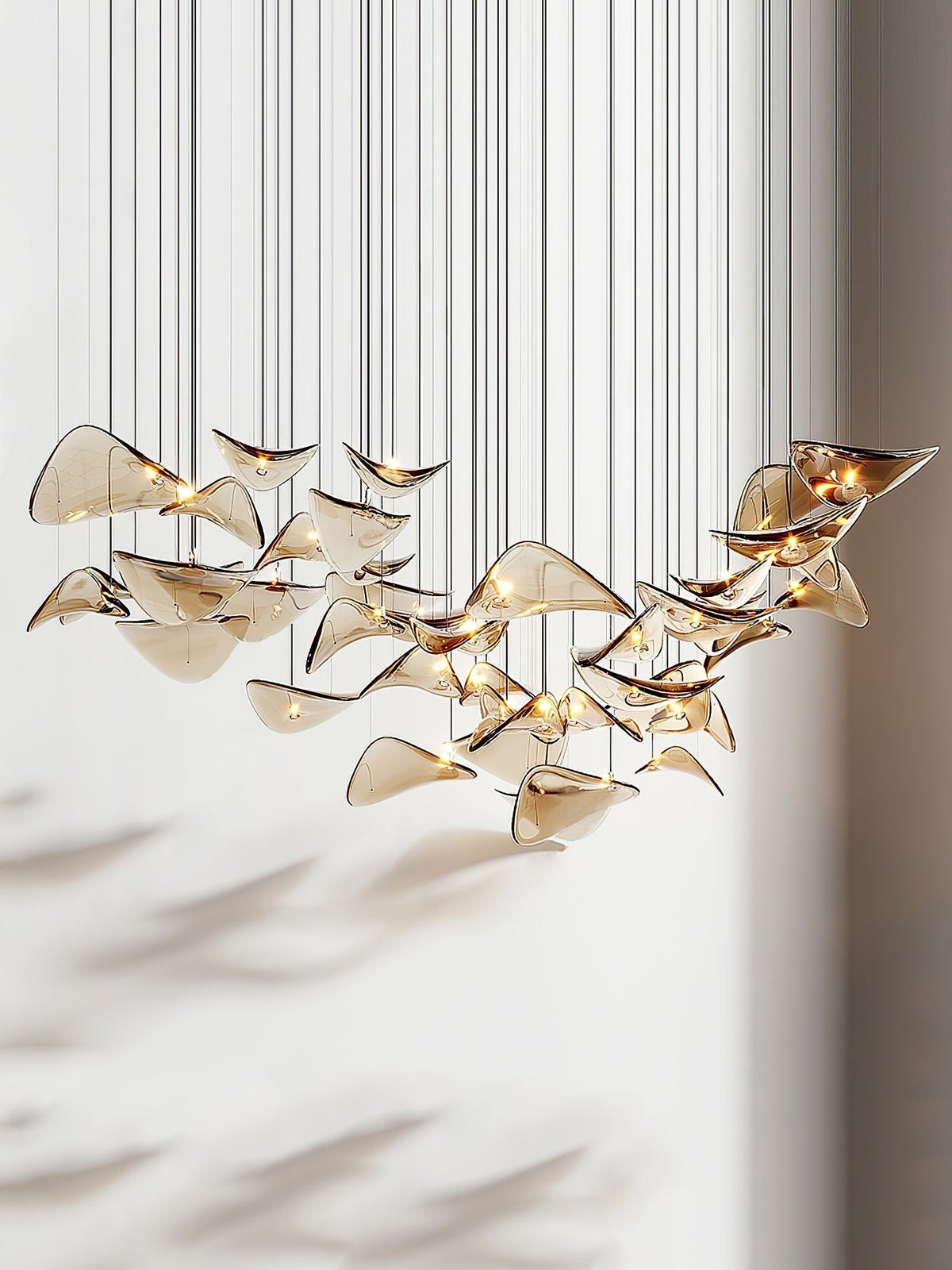Luminária suspensa dourada Lioris em forma de borboleta