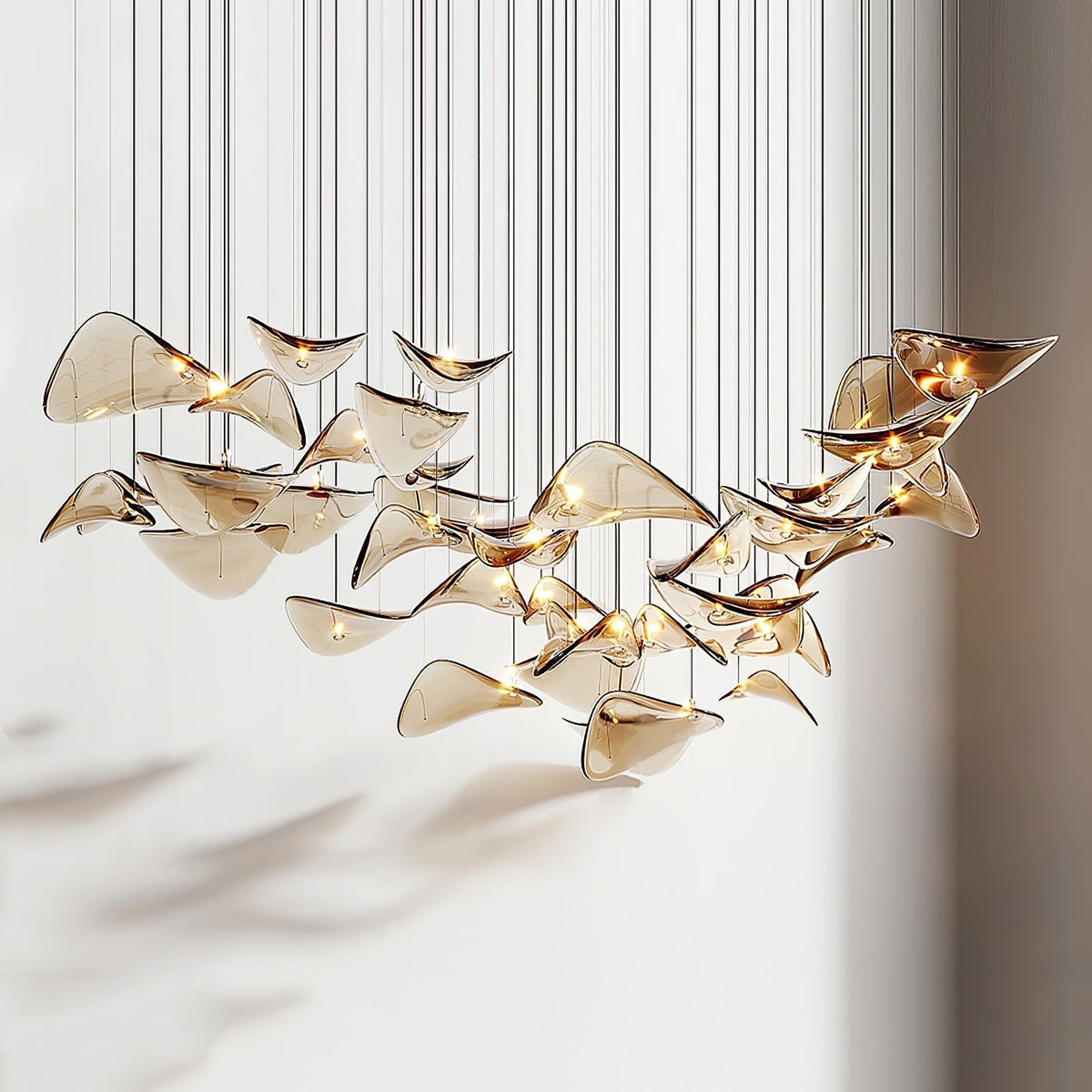 Luminária suspensa dourada Lioris em forma de borboleta