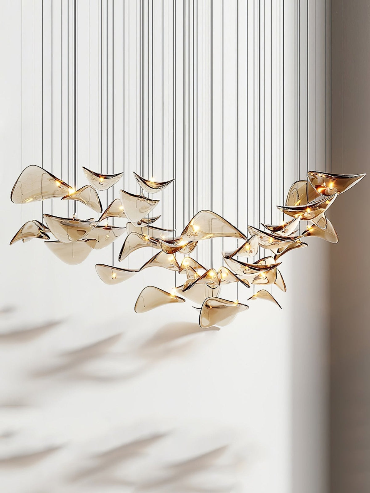 Luminária suspensa dourada Lioris em forma de borboleta