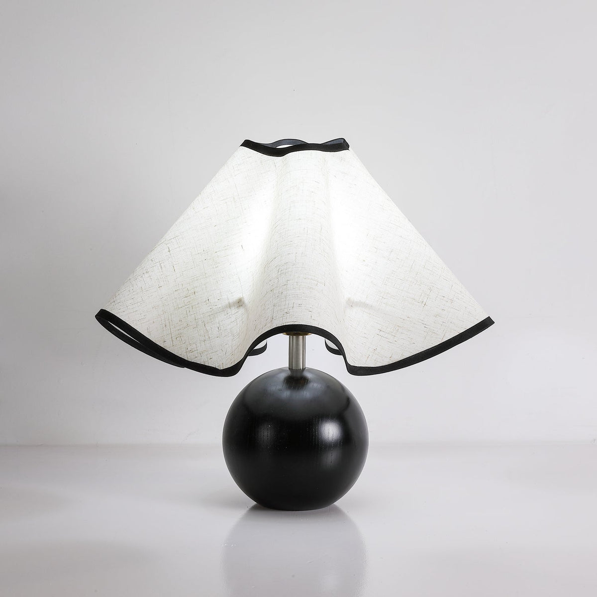 Kalion bordslampa i trä och tyg