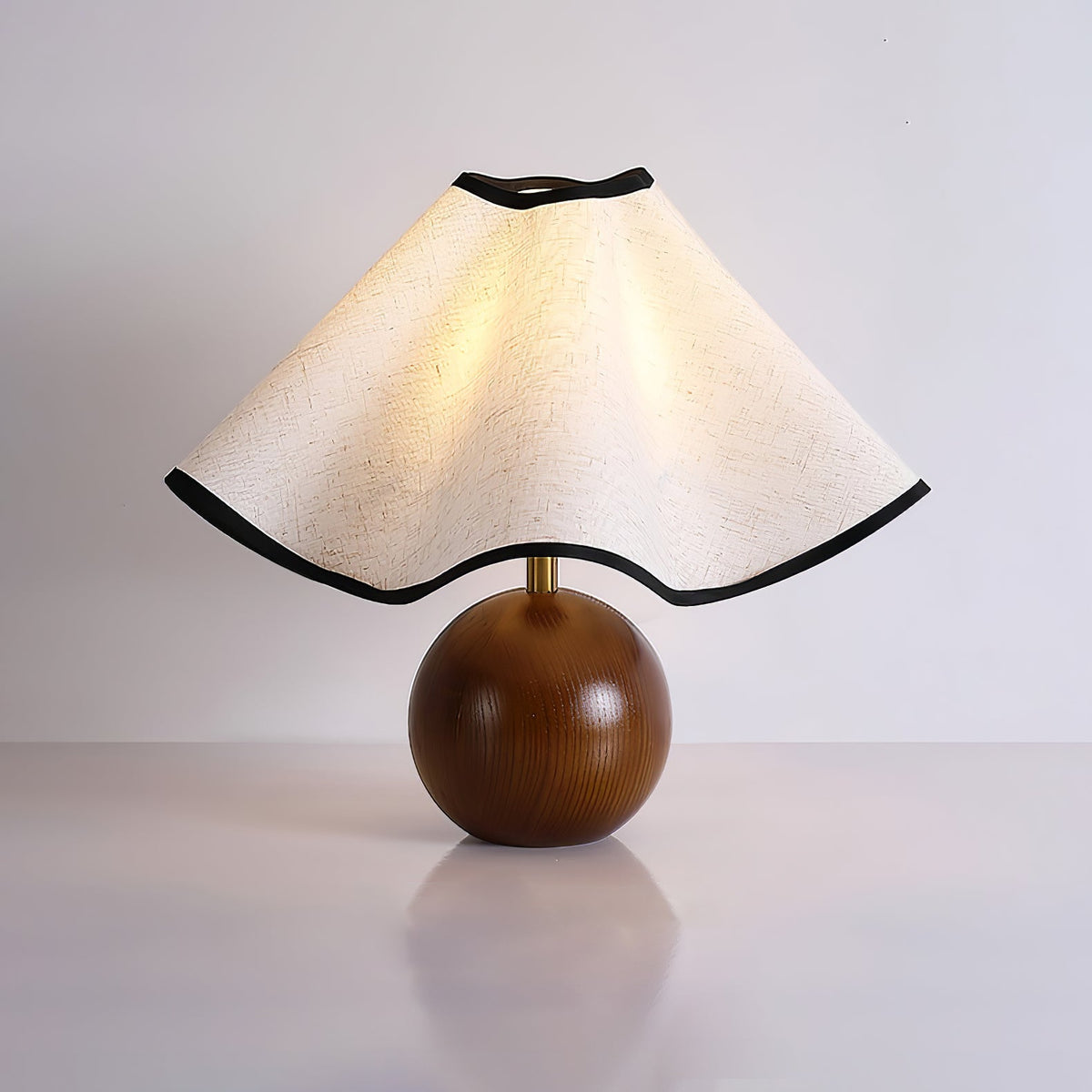 Kalion bordslampa i trä och tyg