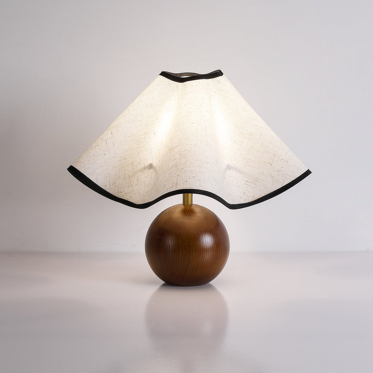 Kalion bordslampa i trä och tyg