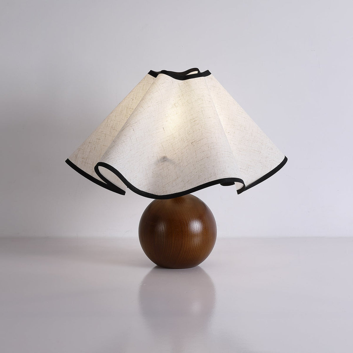 Kalion bordslampa i trä och tyg