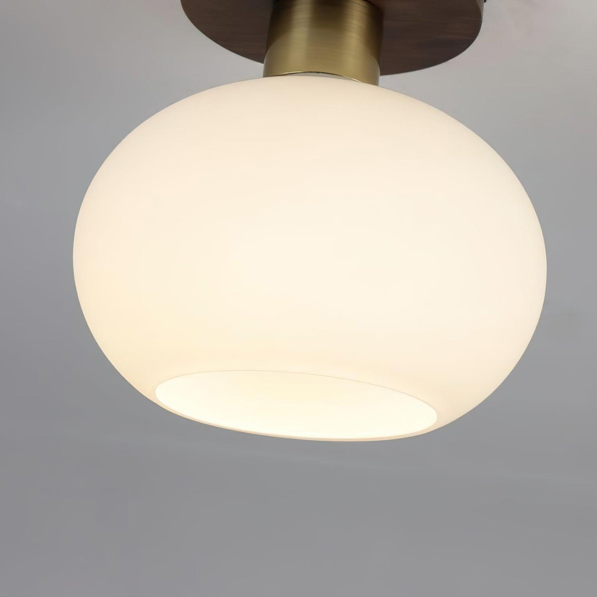 Elorusl nordisk kunstnerisk loftslampe i hvidt muslingeskalsglas