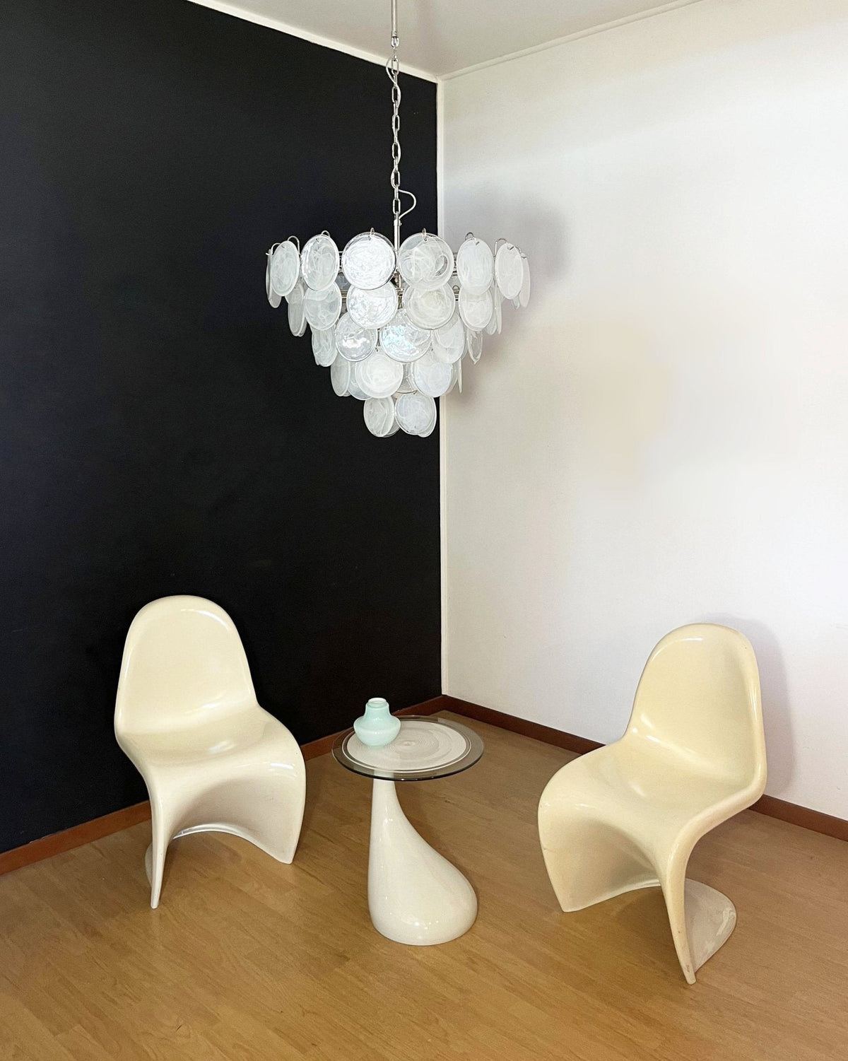 Veloelle lysekrone med hvid skive af Murano-glas i moderne stil
