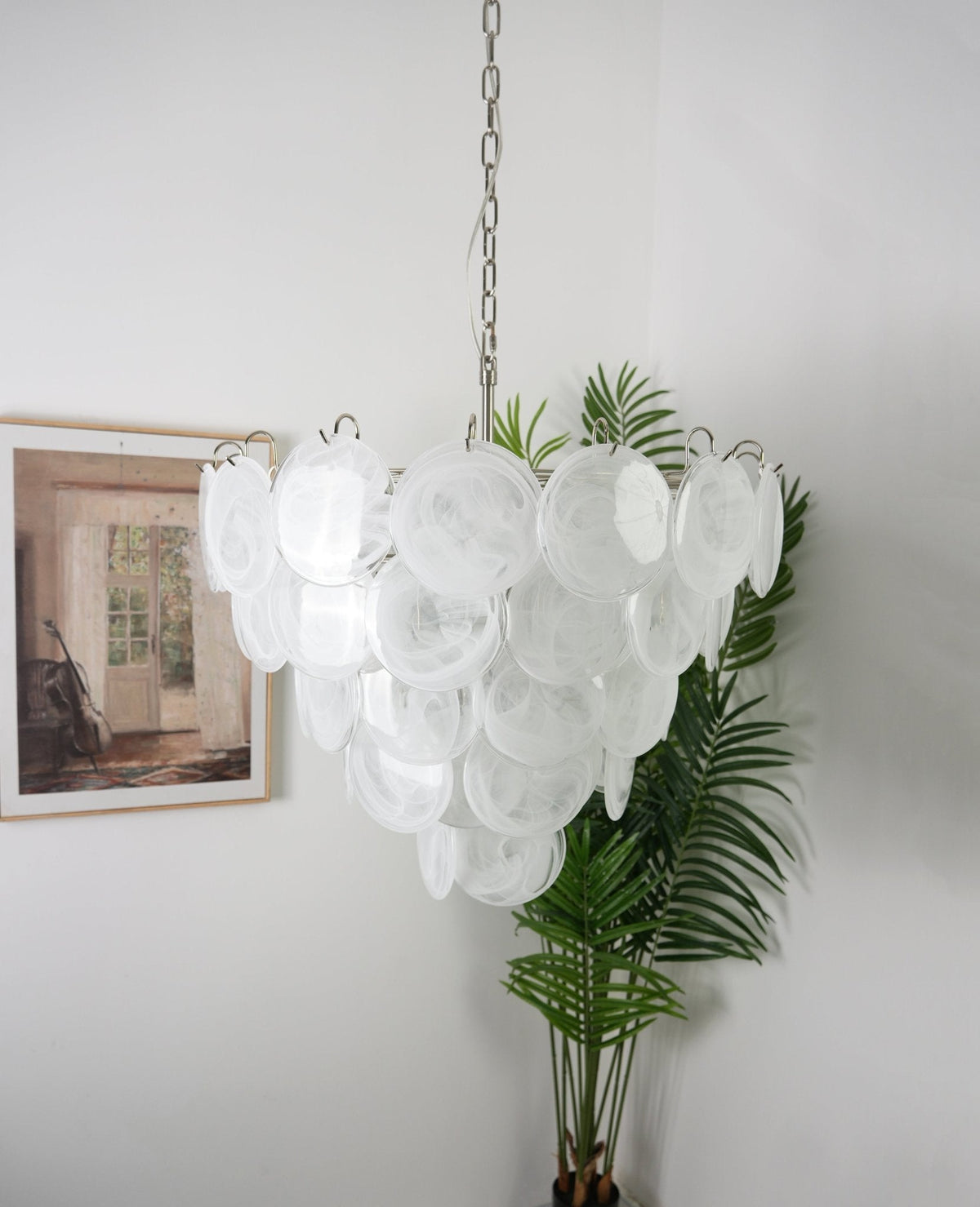 Veloelle lysekrone med hvid skive af Murano-glas i moderne stil