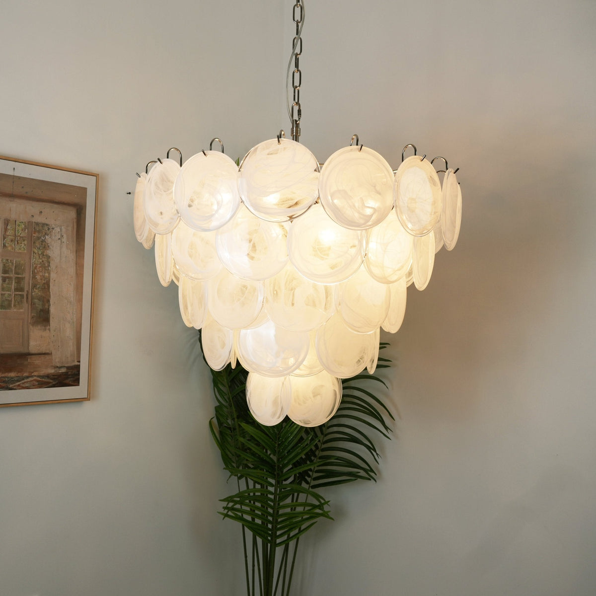 Veloelle lysekrone med hvid skive af Murano-glas i moderne stil