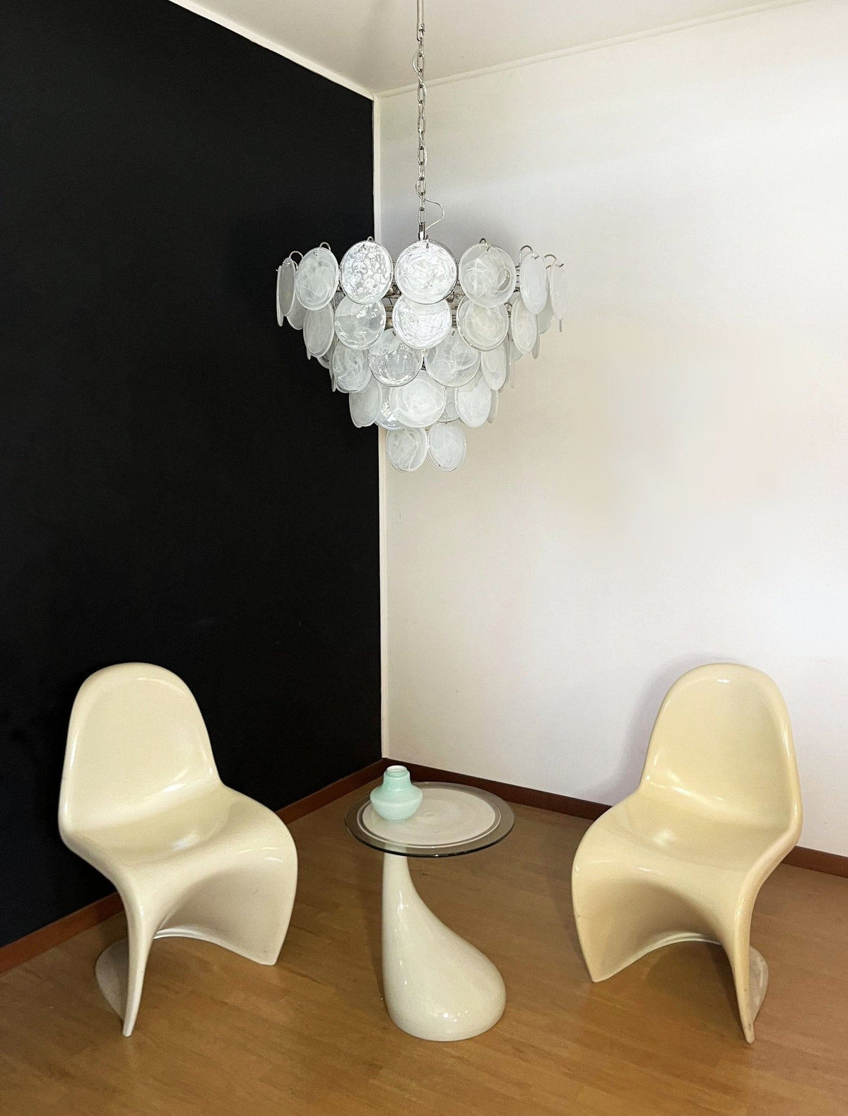 Veloelle lysekrone med hvid skive af Murano-glas i moderne stil