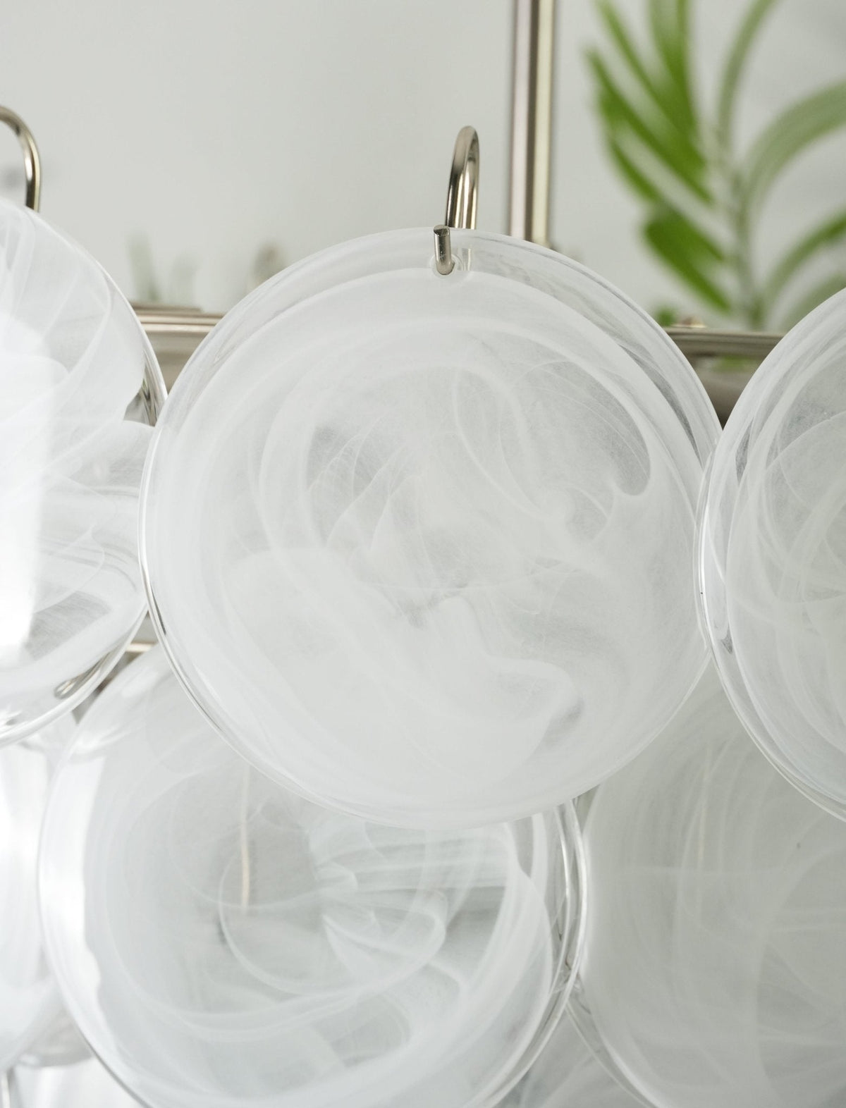 Veloelle lysekrone med hvid skive af Murano-glas i moderne stil